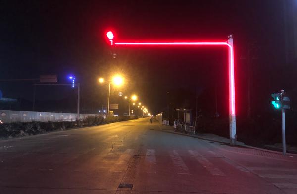 宁波鄞州 “7”字型信号灯亮相主干道，拓展可视范围提升道路安全