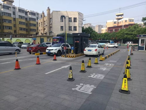 潍坊商品城和平路入口焕新亮相，停车更便捷，灯杆创新升级